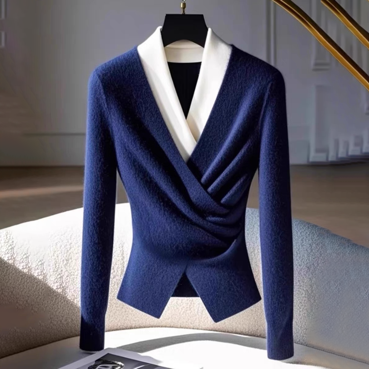 Blue V-Neck Sweater - Ihr stylischer Begleiter für gemütliche Herbstabende
