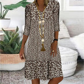 Herbstshaftes Boho-Chic Mini-Kleid mit abstraktem Braun-Weiß Print