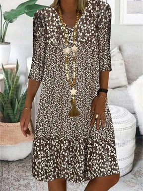 Herbstshaftes Boho-Chic Mini-Kleid mit abstraktem Braun-Weiß Print