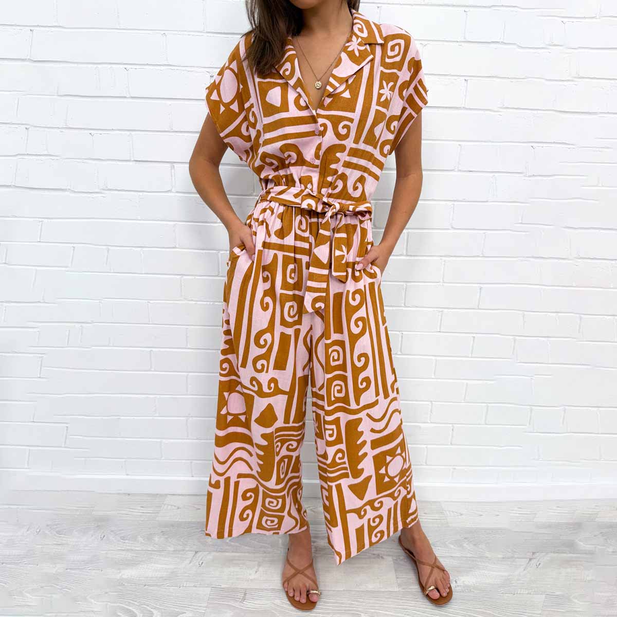 Groovy V-Neck Short Sleeve Jumpsuit - Dein Fashion-Highlight für den Herbst