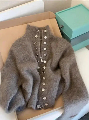 Kuscheliger Fuzzy Grey High Neck Cardigan - Der perfekte Herbstbegleiter