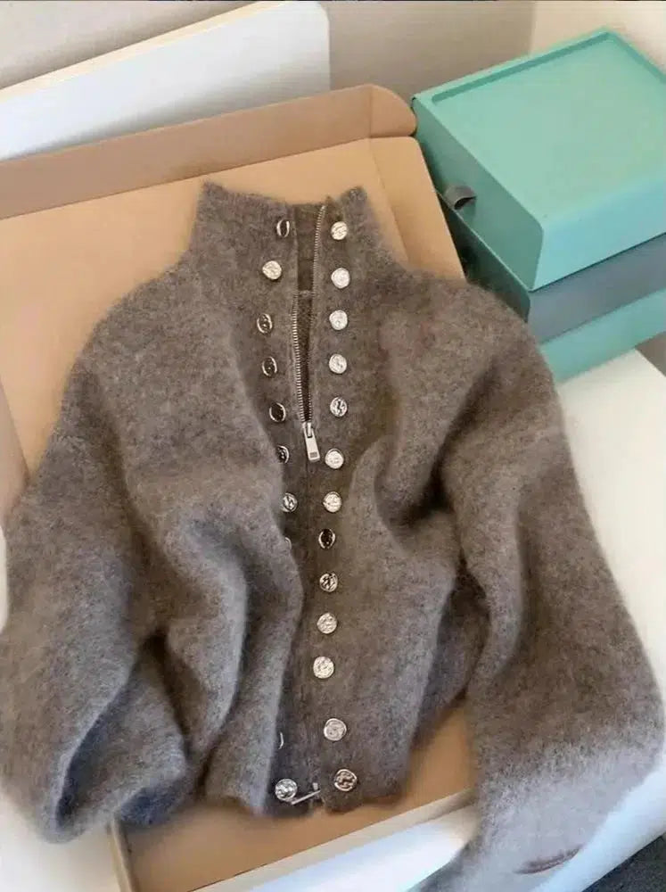 Kuscheliger Fuzzy Grey High Neck Cardigan - Der perfekte Herbstbegleiter