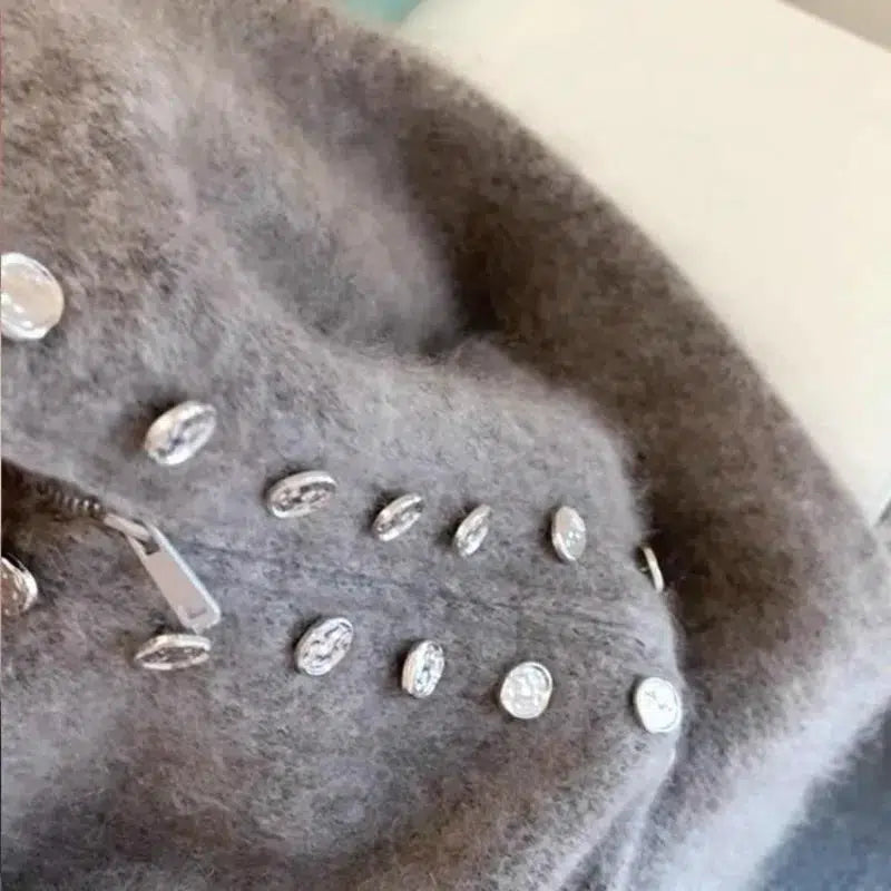 Kuscheliger Fuzzy Grey High Neck Cardigan - Der perfekte Herbstbegleiter
