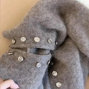 Kuscheliger Fuzzy Grey High Neck Cardigan - Der perfekte Herbstbegleiter