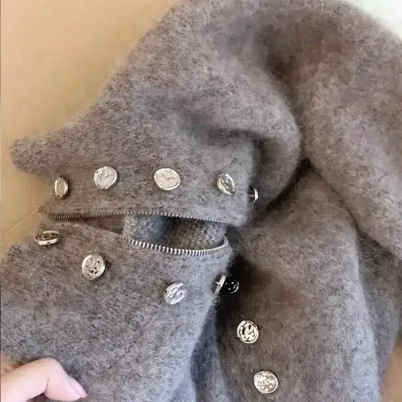 Kuscheliger Fuzzy Grey High Neck Cardigan - Der perfekte Herbstbegleiter