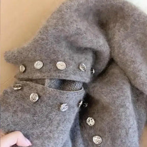 Kuscheliger Fuzzy Grey High Neck Cardigan - Der perfekte Herbstbegleiter