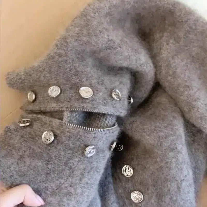 Kuscheliger Fuzzy Grey High Neck Cardigan - Der perfekte Herbstbegleiter