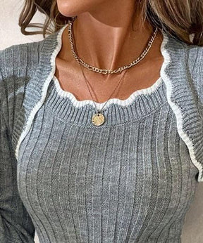 Herbstlicher Chic: Grauer Langarm-Pullover mit Stilvollem Eckigen Ausschnitt