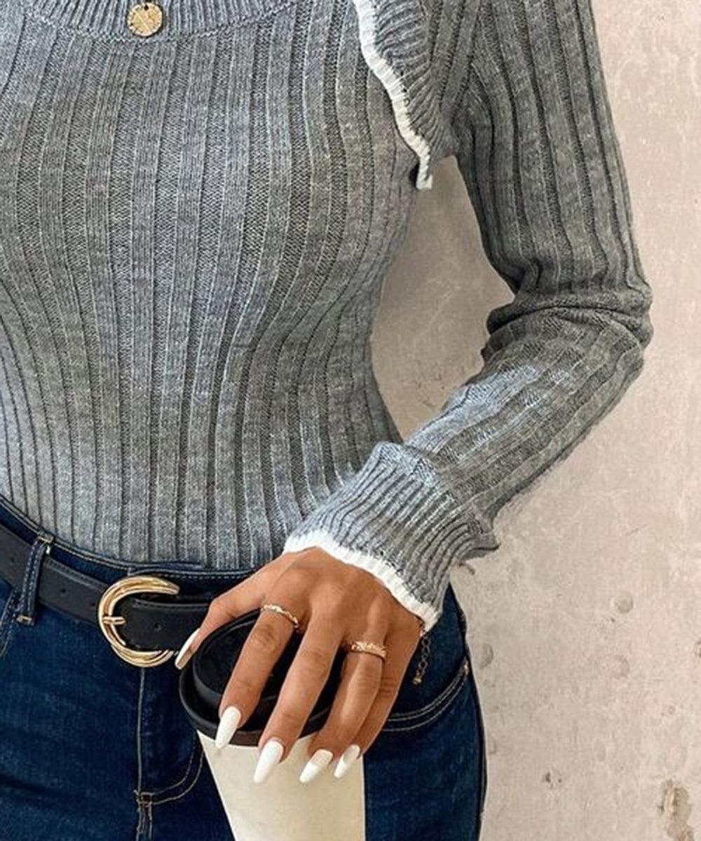 Herbstlicher Chic: Grauer Langarm-Pullover mit Stilvollem Eckigen Ausschnitt