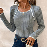 Herbstlicher Chic: Grauer Langarm-Pullover mit Stilvollem Eckigen Ausschnitt
