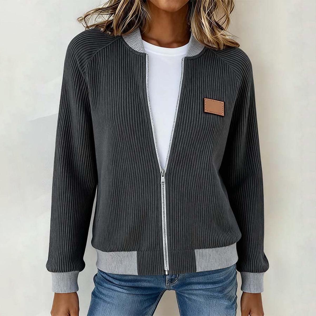 Winterlicher Chic: Grauer Langarm-Mantel mit Zip-Front und Patch-Details