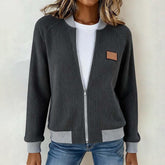 Winterlicher Chic: Grauer Langarm-Mantel mit Zip-Front und Patch-Details