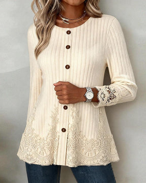 Winter-Eleganz: Vintage-Top in Beige mit Spitzenborte & Komfort-Mix