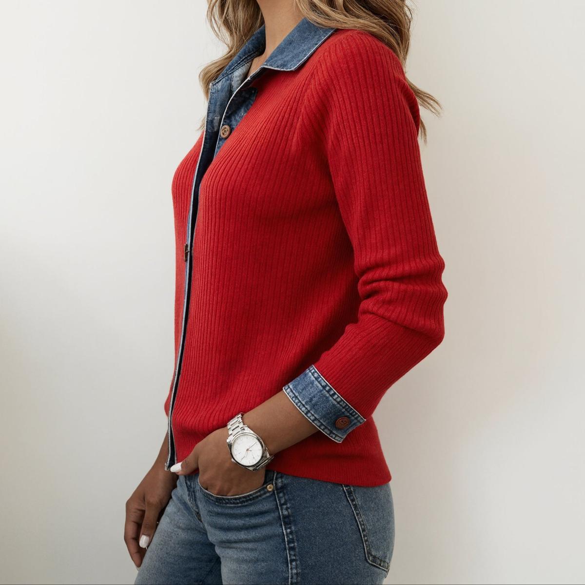 Rotes Winter-Ribbed Top mit Denimkragen und Knopfleiste