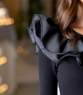 Elegantes schwarzes Winter-Volant Top für Festtage